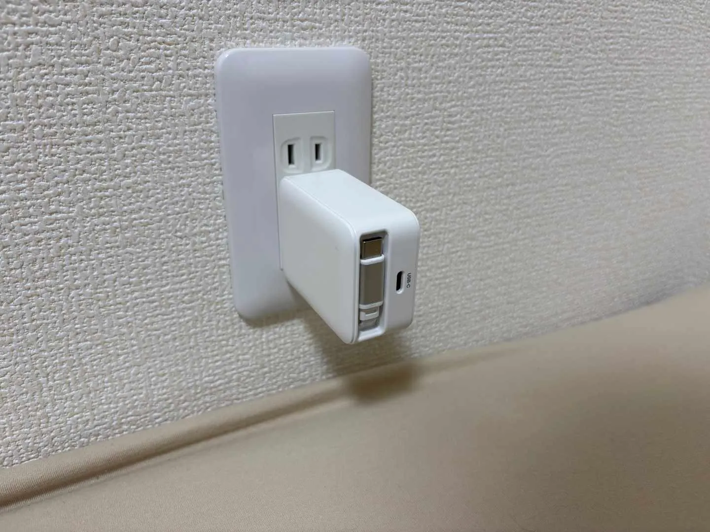 垂れ下がる充電器